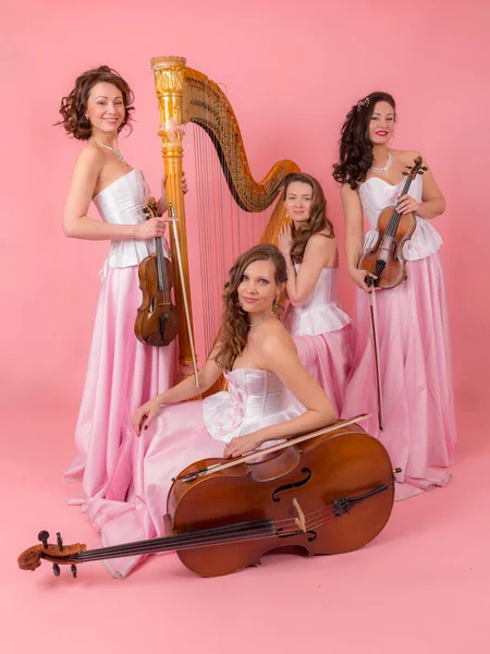 Retrato Quarteto Cordas Fundo Rosa — Fotografia de Stock