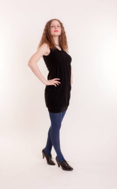 Beyaz arka planda siyah elbiseli genç bir kızın portresi.