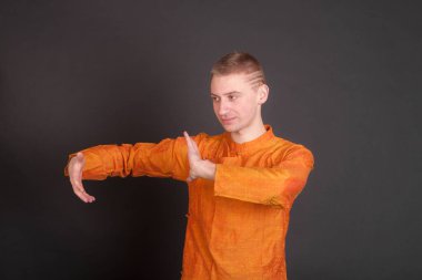 Yoga yapan bir adamın stüdyo portresi