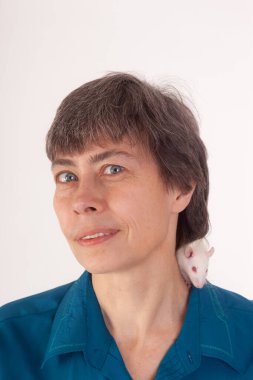 Beyaz yavru bir fareyle stüdyo portresi 