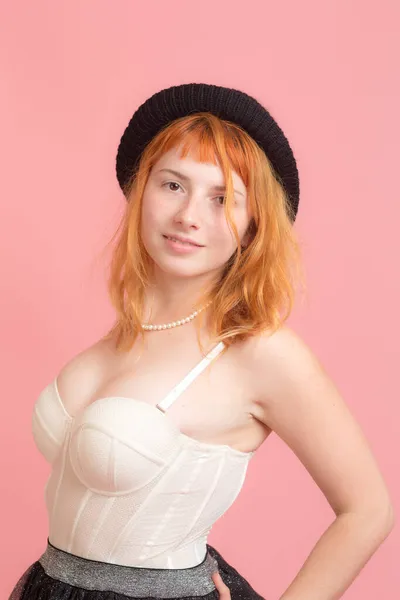 Portrét Dívky Červenými Vlasy Klobouku — Stock fotografie