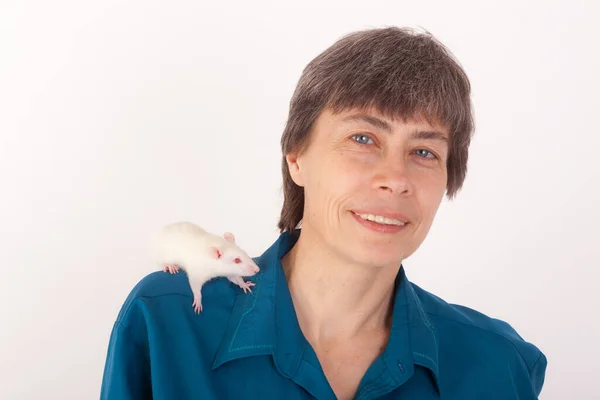 Studio Portrait Woman White Rat Her Shoulder — Stock Photo, Image