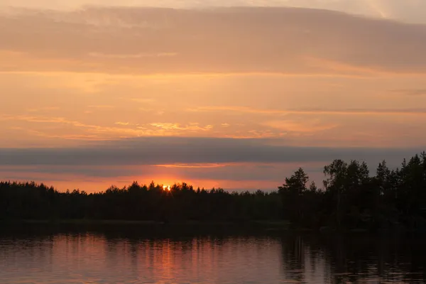 Dramatischer Sonnenuntergang Mit Wolken Über Dem Waldsee Sommer — Stockfoto