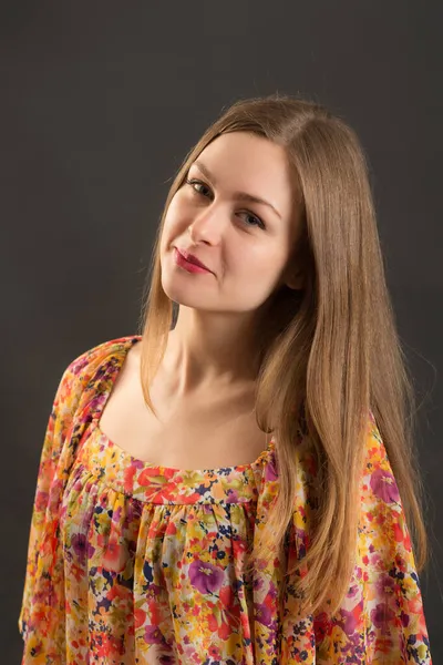 Studio Portret Van Een Meisje Met Lang Haar Een Zwarte — Stockfoto