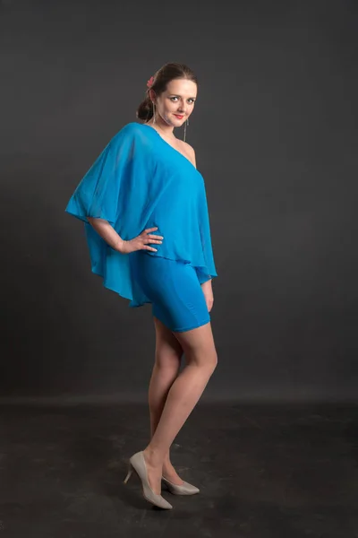 Menina Vestido Azul Fundo Preto — Fotografia de Stock