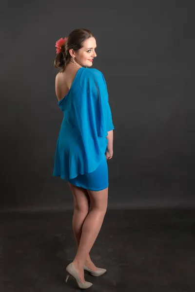 Menina Vestido Azul Fundo Preto — Fotografia de Stock