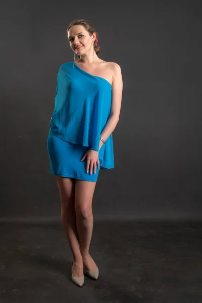 Menina Vestido Azul Fundo Preto — Fotografia de Stock