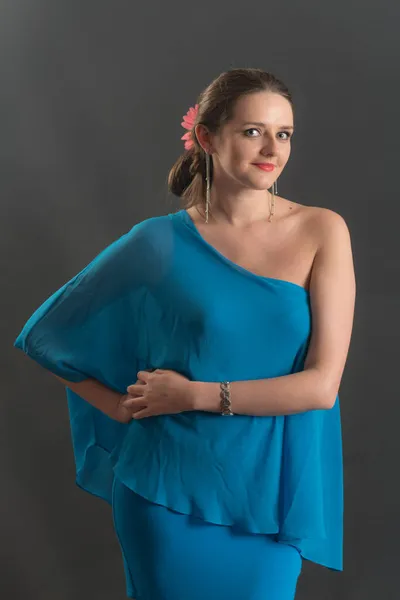 Retrato Estúdio Uma Menina Vestido Azul — Fotografia de Stock