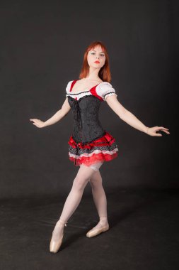 Siyah arka planda bir balerinin stüdyo portresi