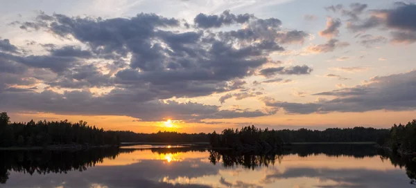 Estate Tramonto Panorama Con Nuvole Sul Lago Foresta — Foto Stock