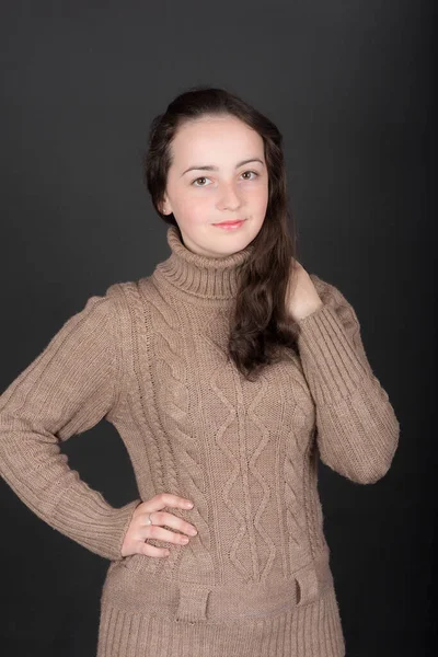 Retrato Uma Adolescente Fundo Preto — Fotografia de Stock