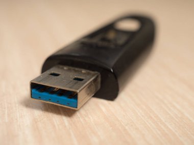 Masadaki siyah USB flaş bellek. Yakın plan.