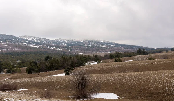 Paysage Avec Neige Printanière Dans Les Montagnes — Photo