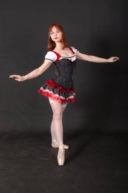 Siyah arka planda bir balerinin stüdyo portresi