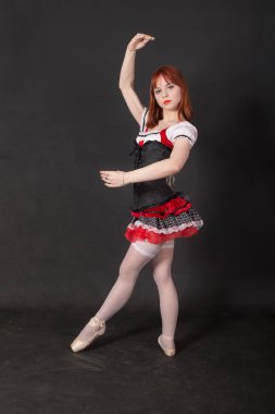 Siyah arka planda bir balerinin stüdyo portresi