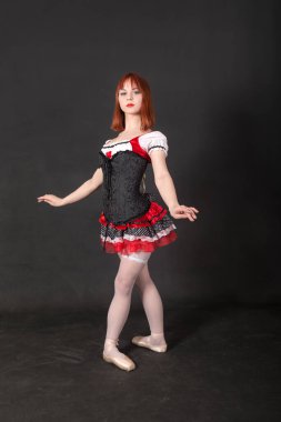 Siyah arka planda bir balerinin stüdyo portresi