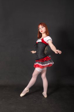 Siyah arka planda bir balerinin stüdyo portresi