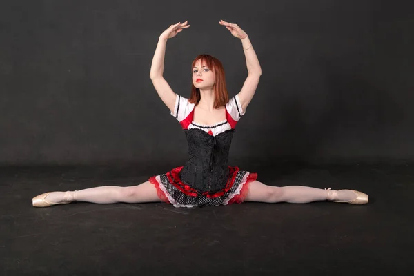 Studio Muotokuva Ballerina Mustalla Taustalla — kuvapankkivalokuva