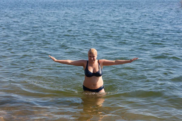 Portrait Woman Blue Lake Water — Stock Photo, Image