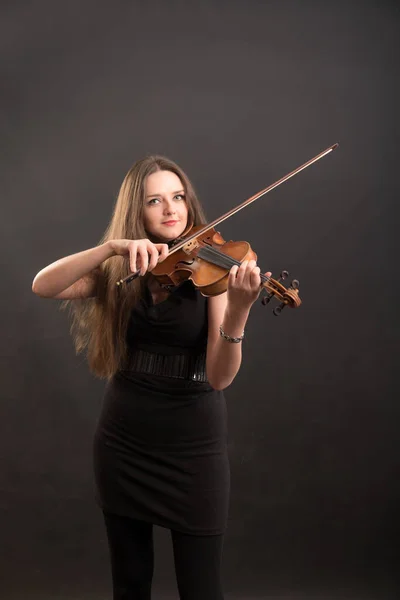 Studio Portret Van Een Violist Een Zwarte Jurk — Stockfoto