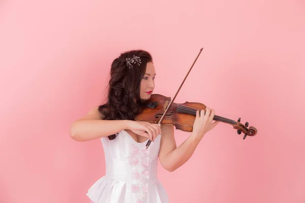 Retrato Estúdio Violinista Sobre Fundo Rosa — Fotografia de Stock