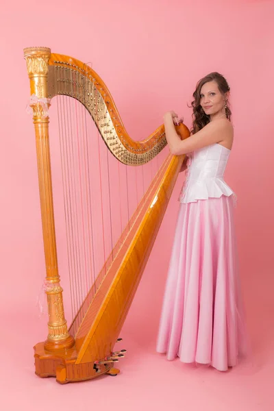 Fille Avec Une Harpe Sur Fond Rose — Photo