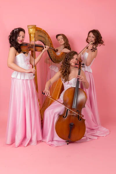 Retrato Estúdio Quarteto Cordas Sobre Fundo Rosa — Fotografia de Stock