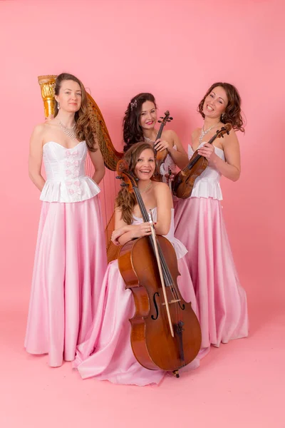 Retrato Estúdio Quarteto Cordas Sobre Fundo Rosa — Fotografia de Stock