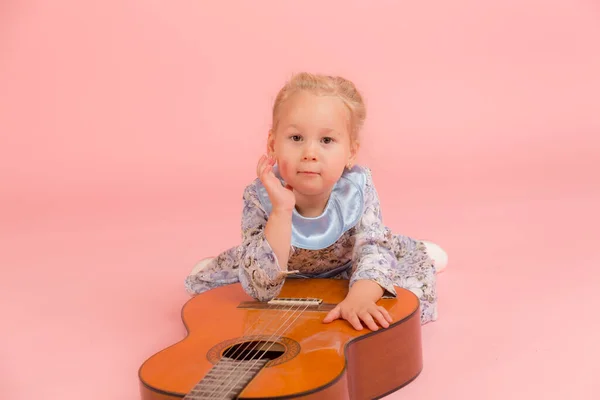 Little Girl Guitar Pink Background — Stock Photo, Image