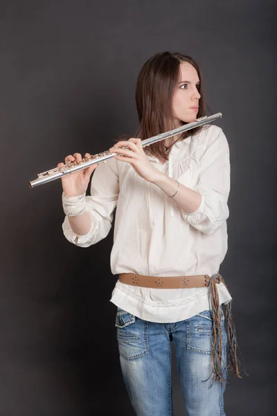 一个吹奏长笛的女人的肖像 — 图库照片