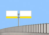 plot prázdné provozu znamení a šum bariéra na dálnici