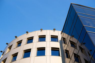 Mavi gökyüzü binanın parçası