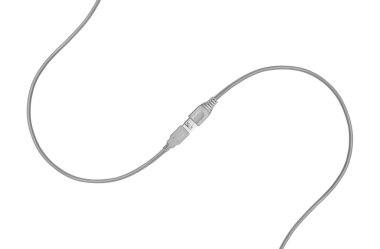 Beyaz arkaplanda usb kablosu
