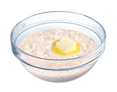 beyaz zemin üzerinde bir cam kapta yulaf ezmesi