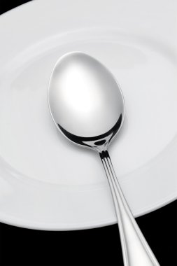 kaşık tabağın içinde olduğunu