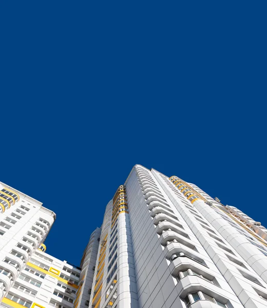 Bytový dům proti modré obloze — Stock fotografie
