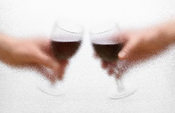 Copos de vinho nas mãos da clink. Foto tirada através do — Fotografia de Stock