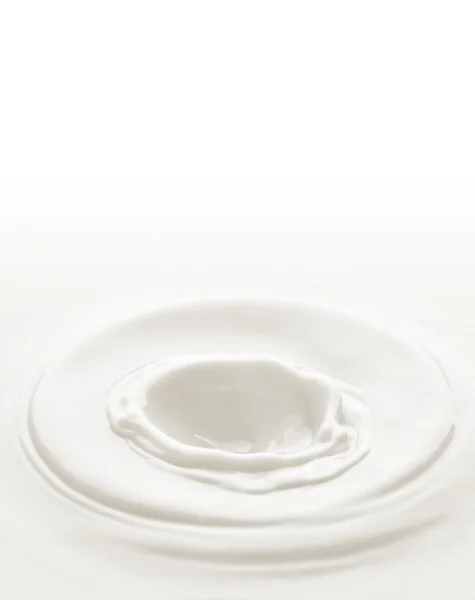 Γάλα. πρότυπο για την πτώση στο γάλα του μούρο ή το ένα κομμάτι o — Φωτογραφία Αρχείου