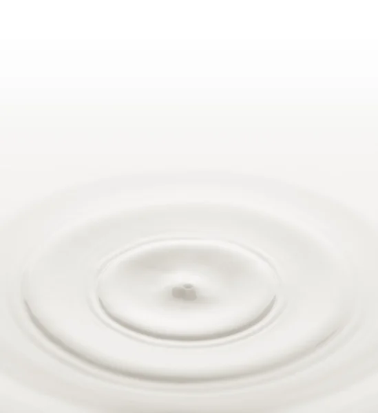 Milch. Kreise auf der Oberfläche der Milch — Stockfoto