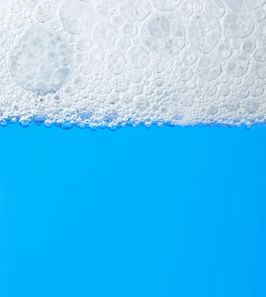 Espuma de jabón en el agua — Foto de Stock