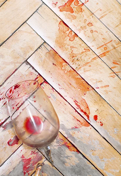 Σπασμένο ποτήρι κρασί στο παλιό παρκέ. τους παφλασμούς του κρασιού παρόμοια t — Φωτογραφία Αρχείου