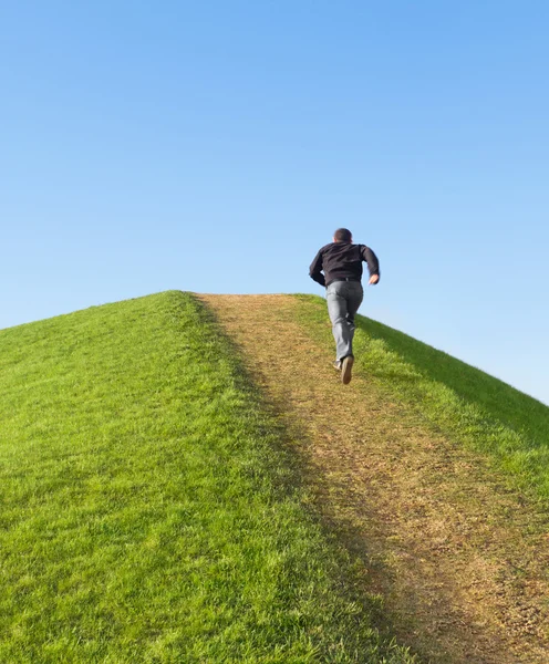 Pathway up the hill against the sky. Man ran to the top. Symbol — Stock Photo, Image