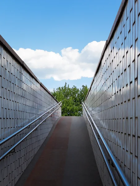 Passage souterrain. Sortie vers la nature . — Photo