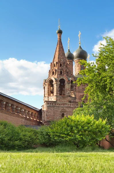 Ancient orthodox temple against the blue sky. Krutitskoe Compoun — Stock Photo, Image