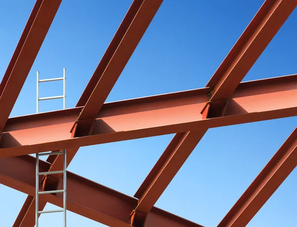 Vigas de aço e escada contra o céu azul. Construção do fragmento — Fotografia de Stock