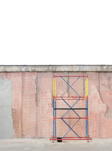 Scaffold next to the wall. Refurbishment — Stock Photo, Image