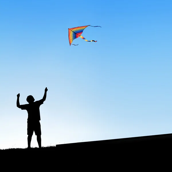 Kite in de hemel. silhouet van een man. — Stockfoto