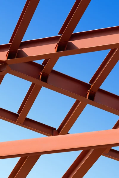 Ocelové nosníky proti modré obloze. fragment staveniště. — Stock fotografie