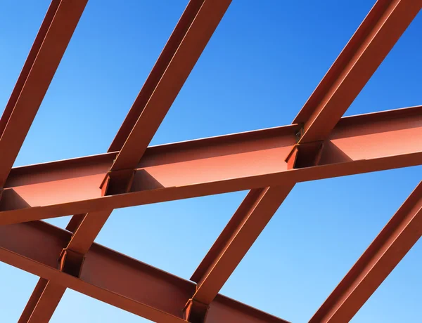 Steel beams against the blue sky. Fragment construction site. — Stock Photo, Image