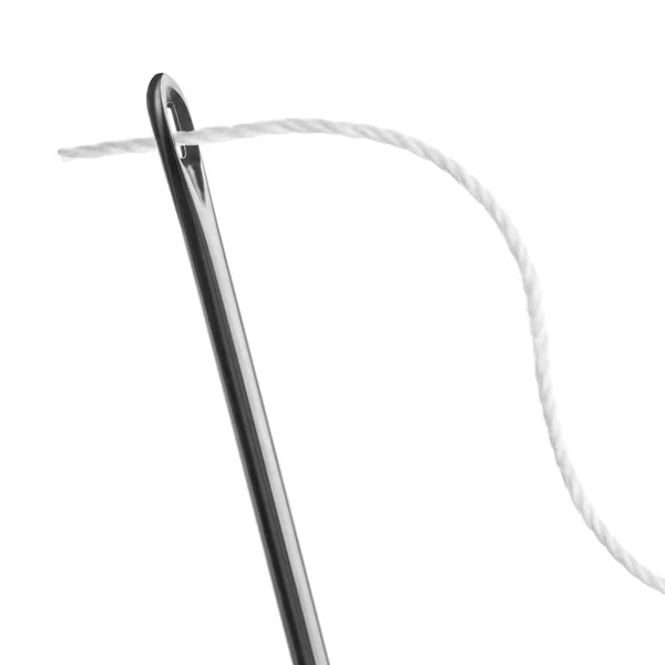 Nadel und Faden auf weißem Hintergrund — Stockfoto